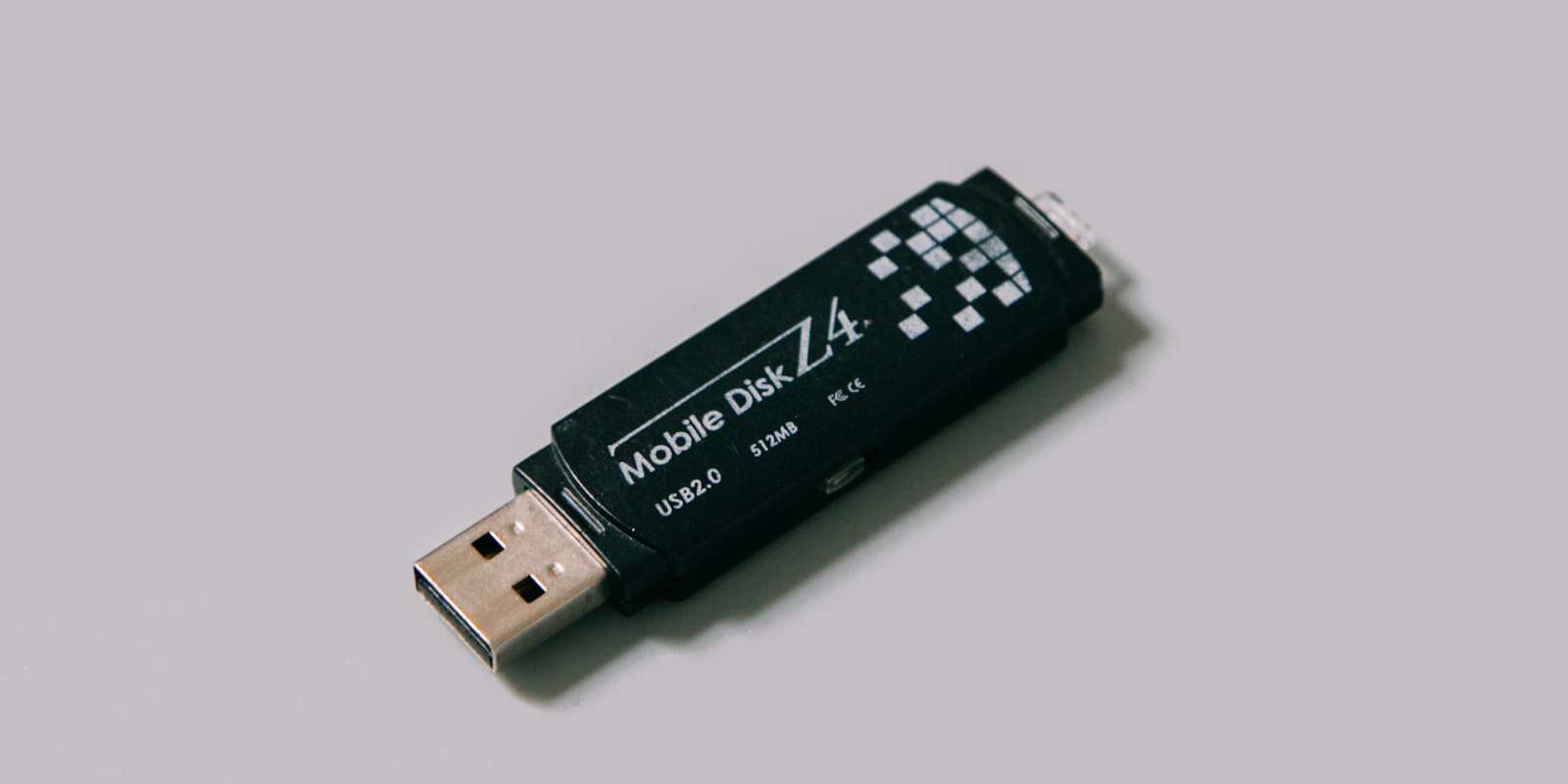 Ein USB-Stick liegt auf grauem Untergrund