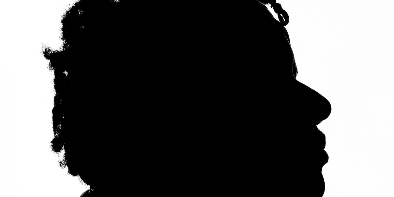 Scherenschnitt-Silhouette eines Kopfes im Profil, schwarz auf weiß