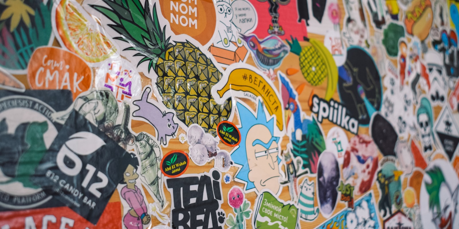 Eine Wand voller bunter Aufkleber